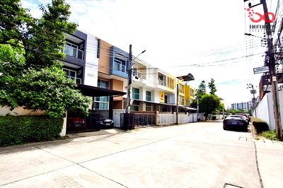 ทาวน์โฮม กรุงเทพมหานคร : ขายทาวน์เฮาส์ 3 ชั้น 45 ตร.ว. หมู่บ้านดีวัน  อ่อนนุช 74/1 ใกล้รถไฟฟ้าสายสีเหลือง สถานีศรีนุช