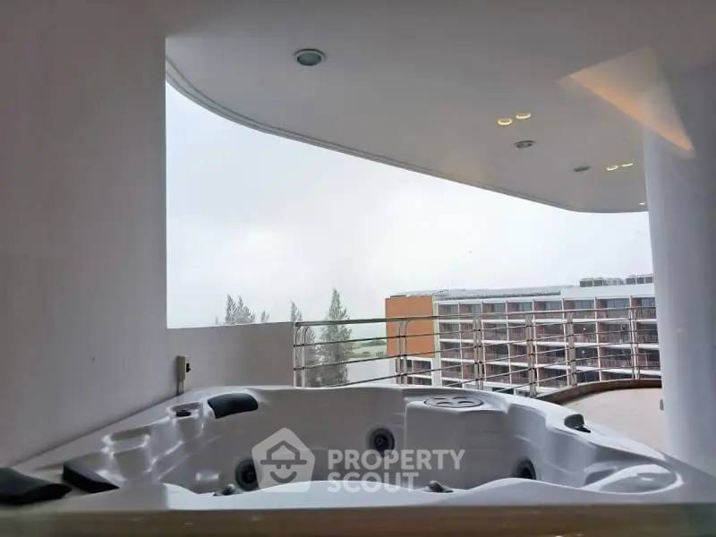 picture Spacious 2-BR 148 Sqm At La Royale Beach Condo Pattaya (ID 1556610) - 15/15
