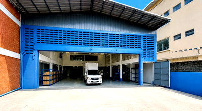 Factory for rent Provincial Electricity Authority (Pea) : Central Rama 9 2.86 km. 120 sq m. 600 sq m. Warehouse with office and 2-story house, 2 bedrooms, 2 bathrooms. MRT Huai Khwang 1.34 km. University of