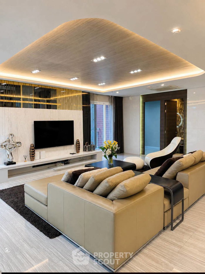 picture 3-BR 240 Sqm On 20th Floor, Citi Smart Sukhumvit 18, 200m To BTS Asoke (ID 3182123) - 1/19