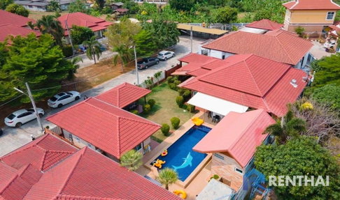 For rent Three private villas on the same estate with a total of 6 bedrooms and 7 bathrooms