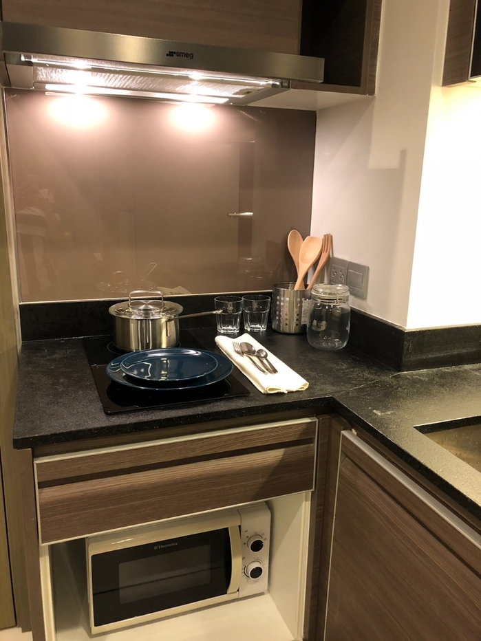 picture Keyne by Sansiri, a condo fully decorated in dark, modern tones. Built-in kitchen Work desk with natural light Ready to move in - 10/23