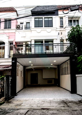Townhouses for rent Central Plaza Bang Na : 📌 For Rent 3-story Townhouse BAAN KLANG MUANG BRITISH TOWN SRINAKARIN 3 bedroom 4 bathroom