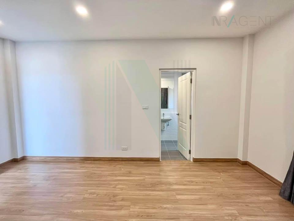 รูป 📌 ขายบ้านเดี่ยว โครงการ เซนโทร วิภาวดี 2 ชั้น 4 ห้องนอน 5 ห้องน้ำ - รูปที่ 6/8