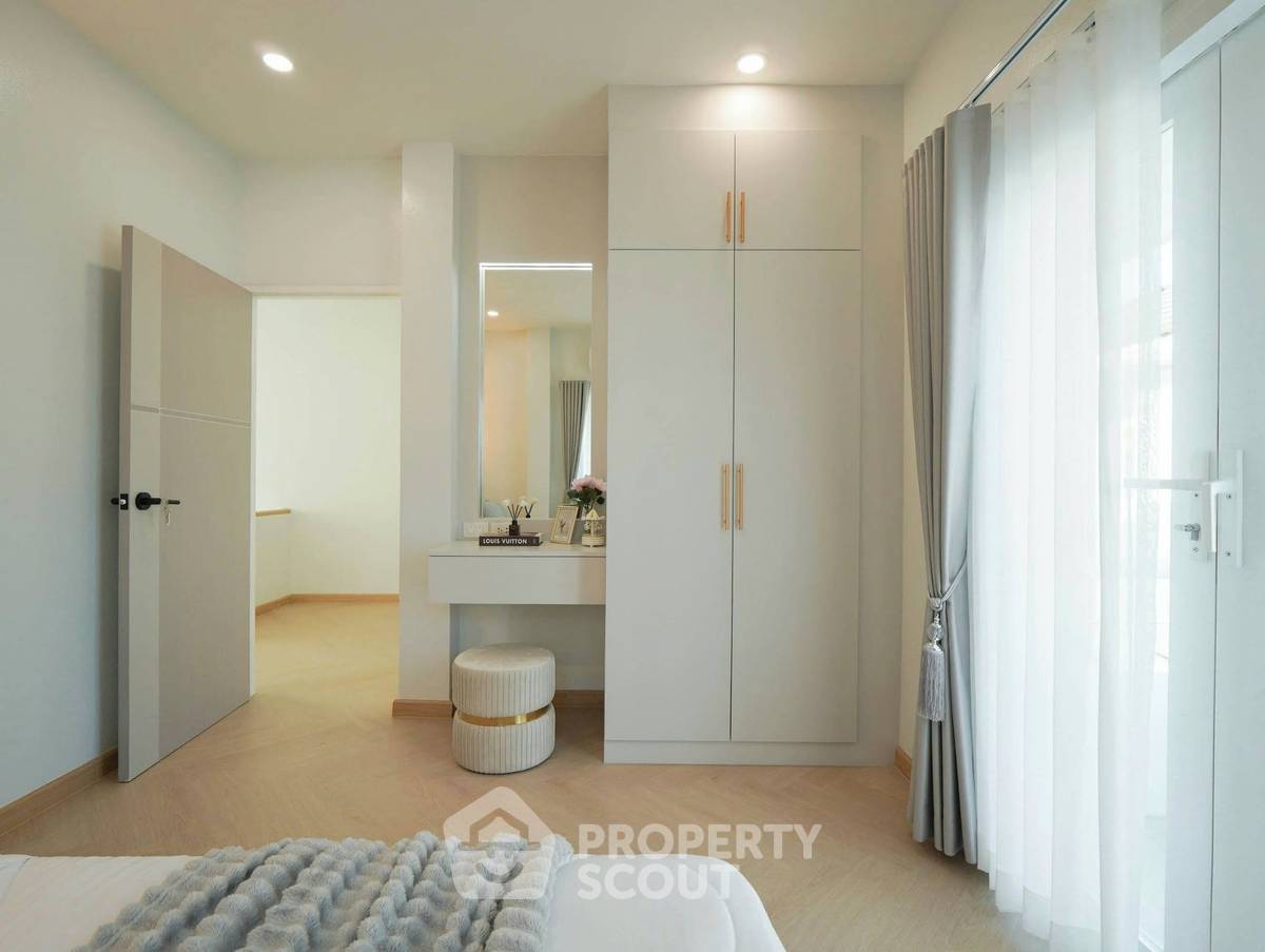 picture Spacious 3-BR 252 Sqm At Baan Suan Lalana Condominiums (ID 3183649) - 34/41