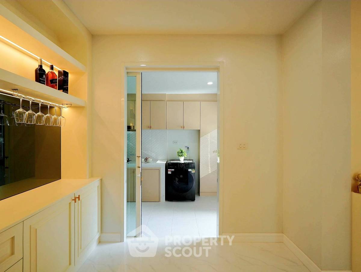 picture Spacious 3-BR 252 Sqm At Baan Suan Lalana Condominiums (ID 3183649) - 22/41