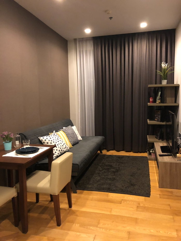 picture Keyne by Sansiri, a condo fully decorated in dark, modern tones. Built-in kitchen Work desk with natural light Ready to move in - 11/23