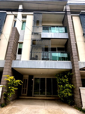 เช่าทาวน์โฮม ม.นานาชาติแสตมฟอร์ด : 🏡 ให้เช่าทาวน์โฮม 3 ชั้น Fully Furnished พร้อมอยู่ | Town Avenue ศรีนครินทร์ ✨บ้านสภาพดี บรรยากาศเงียบสงบ เลี้ยงสัตว์ได้ ใกล้รถไฟฟ้าสายสีเหลือง