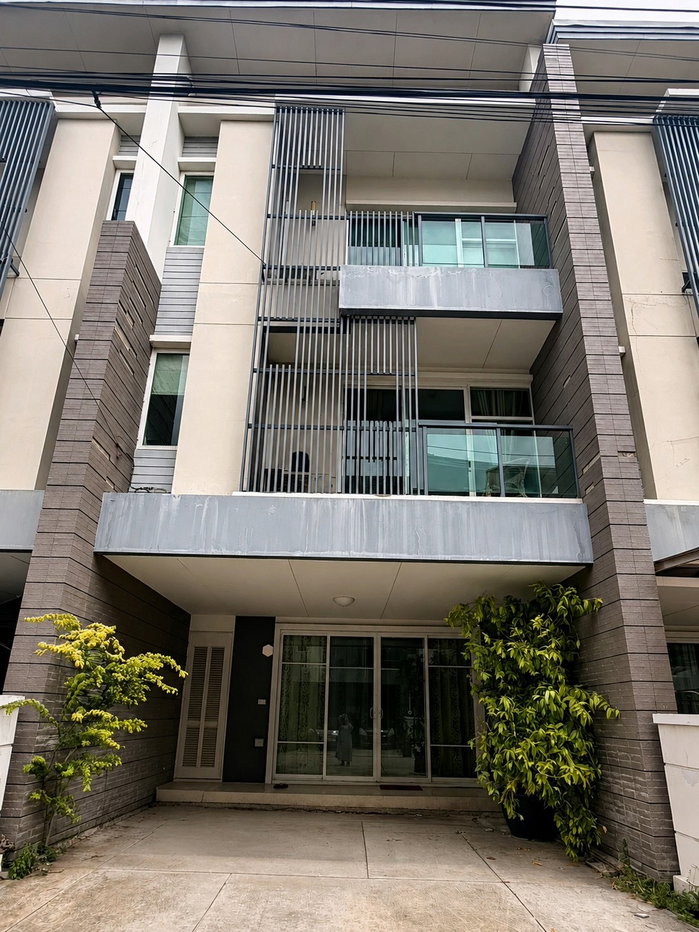 รูป 🏡 ให้เช่าทาวน์โฮม 3 ชั้น Fully Furnished พร้อมอยู่ | Town Avenue ศรีนครินทร์ ✨บ้านสภาพดี บรรยากาศเงียบสงบ เลี้ยงสัตว์ได้ ใกล้รถไฟฟ้าสายสีเหลือง - รูปที่ 1/15