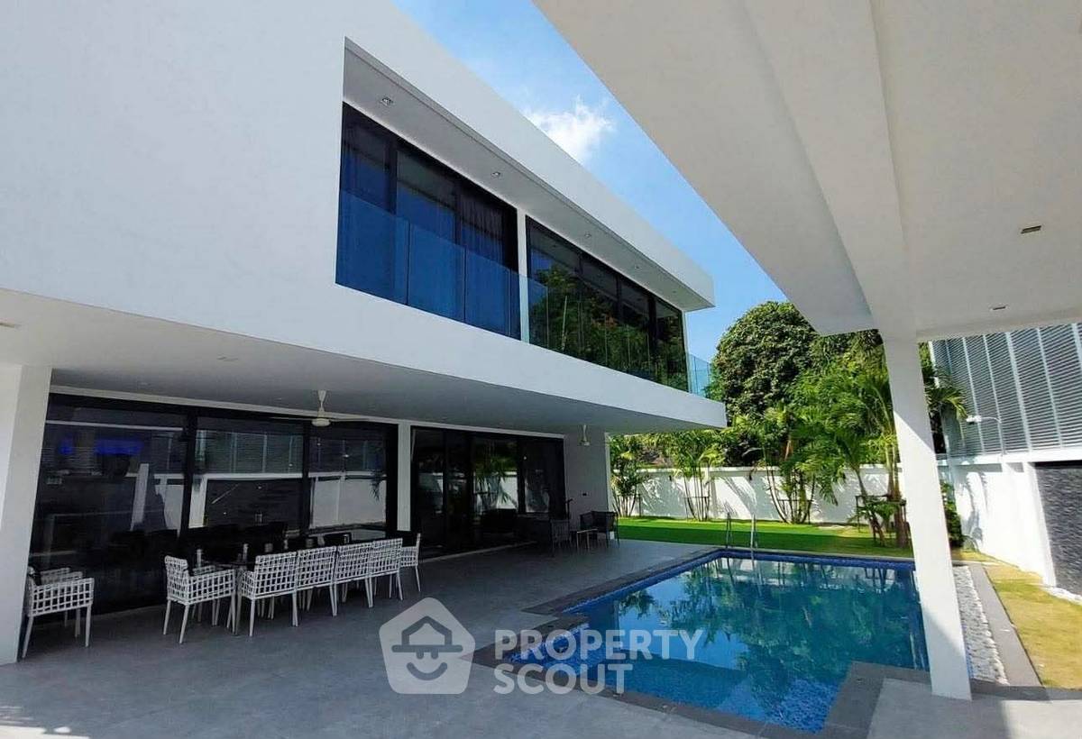 picture 6-BR Villa In Phratamnak, Bang Lamung | 162 Sqm For Sale (ID 3184042) - 1/12