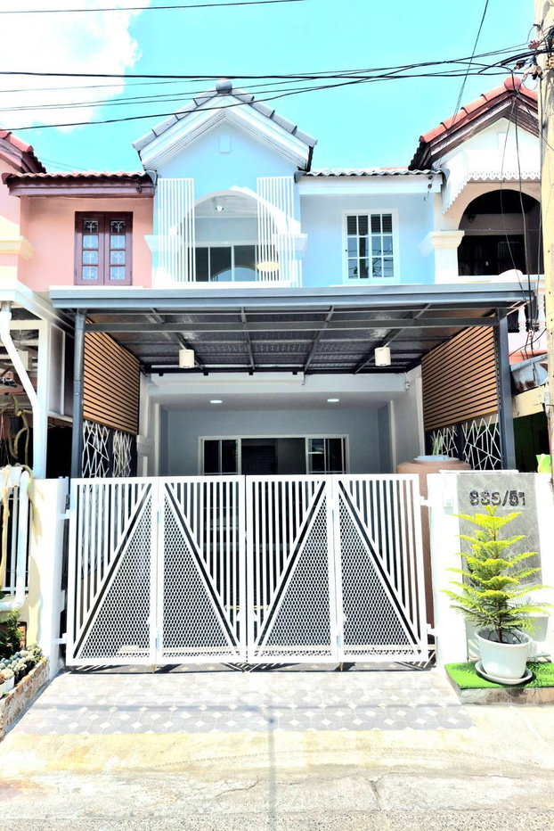 รูป ทาวน์เฮ้าส์ 2 ชั้น ถนนเมนใหญ่ หมู่บ้านพิมพ์ทอง ลาดพร้าว 101 แยก 35 รีโนเวทใหม่ สวยพร้อมอยู่ ใกล้รถไฟฟ้า - รูปที่ 1/27