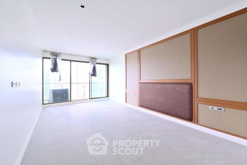 Condos for rent : Pet-Friendly 27th-Floor 2-BR The Lakes Bangkok, 300m To BTS Asoke (ID 3184601)