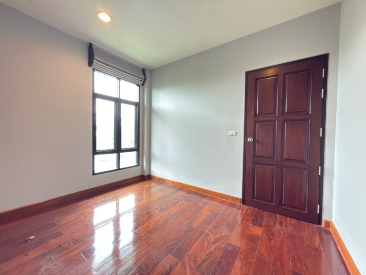 picture A large, luxurious detached pool villa ✨ on a 161.6 sq.m. plot of land, featuring a large koi pond that can be renovated into a swimming pool. - 5/5