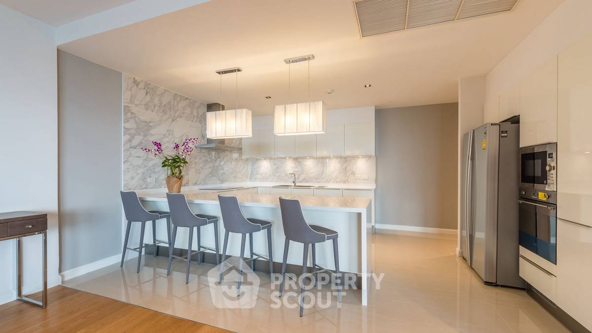 picture 250 Sqm 4-BR Chatrium Riverside Condominium Near BTS Saphan Taksin (ID 3184586) - 21/33