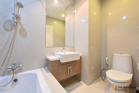 Noble Refine near BTS Phrom Phong