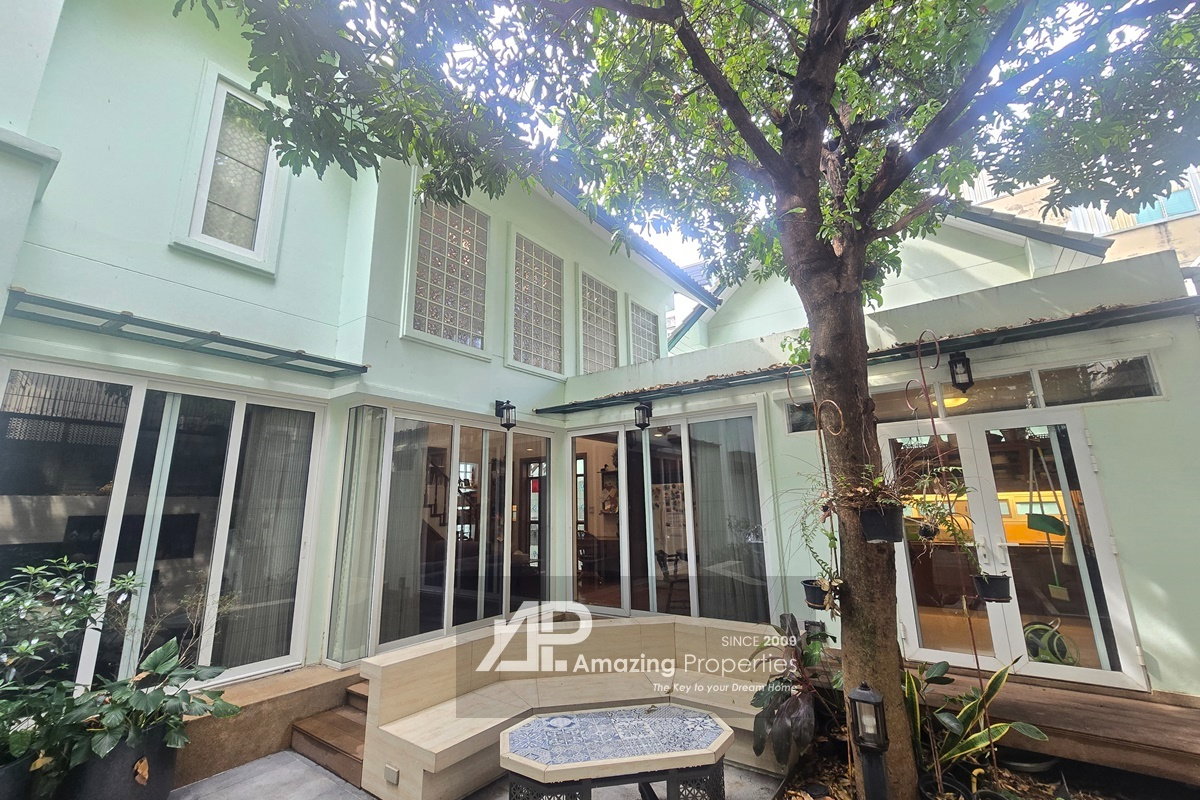 picture Rare land for sale in Phrom Phong with 2 Houses on Plot - 2/17