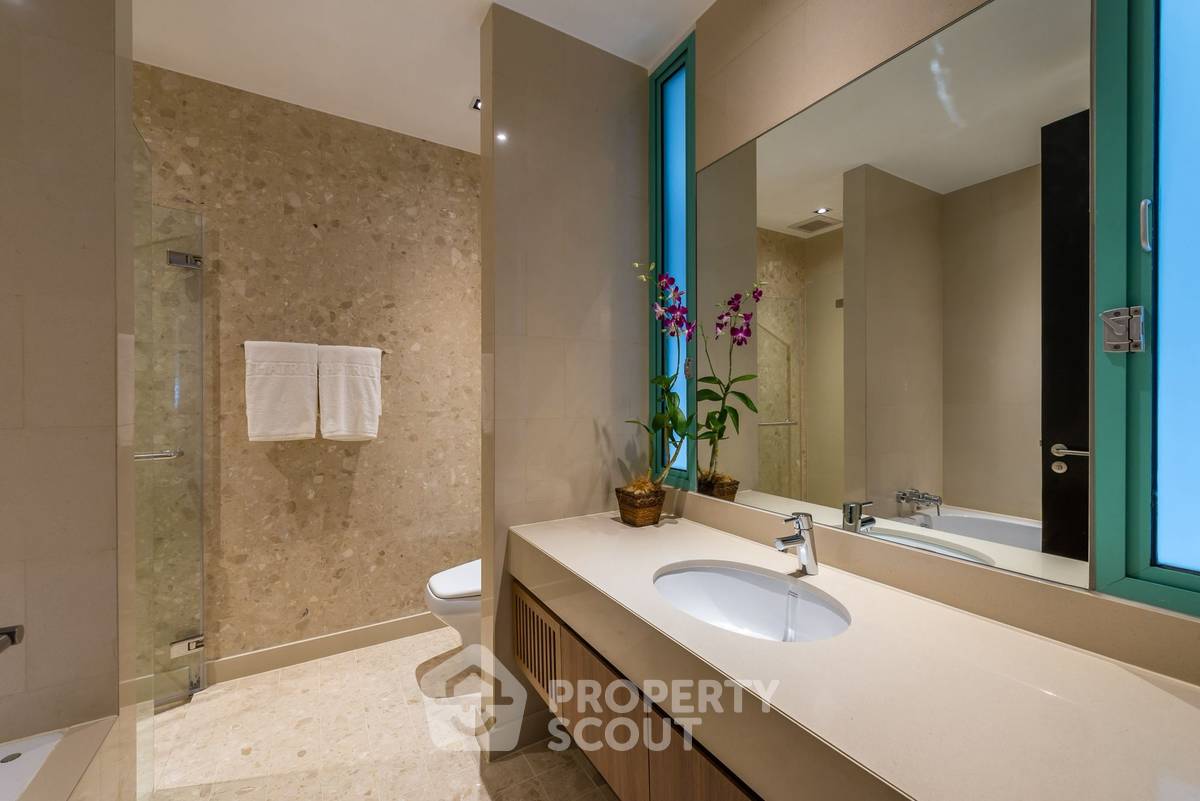 picture 250 Sqm 4-BR Chatrium Riverside Condominium Near BTS Saphan Taksin (ID 3184586) - 25/33