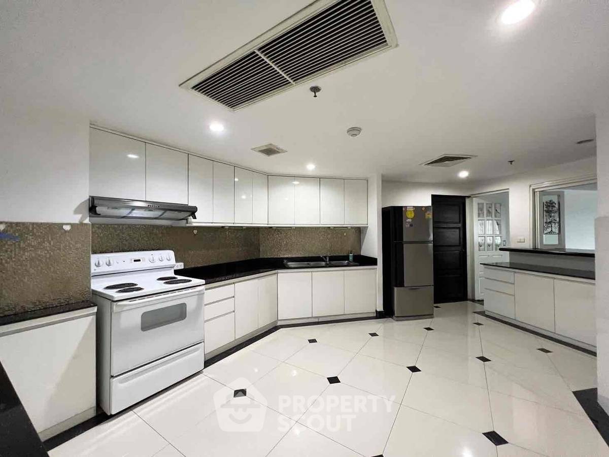 picture Spacious 3-BR 250 Sqm At Lakeshore West Condominium Nichada Thani (ID 2043960) - 2/9