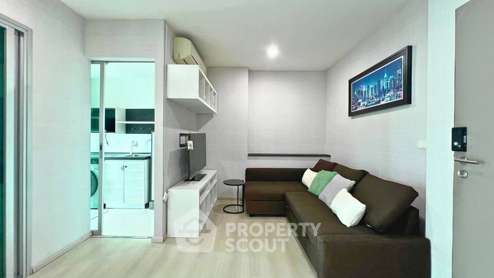 picture High-Floor 2-BR Life Ratchadapisek Near MRT Huai Khwang (ID 3188907) - 1/7