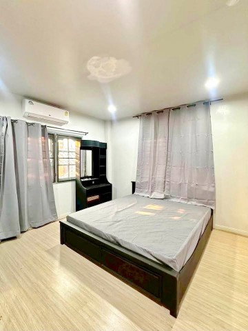 รูป บ้านพร้อมเฟอร์ฯ เครื่องใช้ไฟฟ้าครบ ใกล้ MRT โชคชัย 4 450 ม. 55 ตร.ว. 350 ตร.ม.MRT สุทธิสาร 4กม.ลาดพร้าว 60-66 บ้านเดี่ยว 2 ชั้น 5 นอน 3 น้ำ - รูปที่ 5/8
