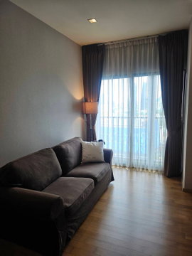 Noble Reveal rents out a fully furnished room with a bird's-eye view of the city from the balcony, fully furnished, and a bathtub.