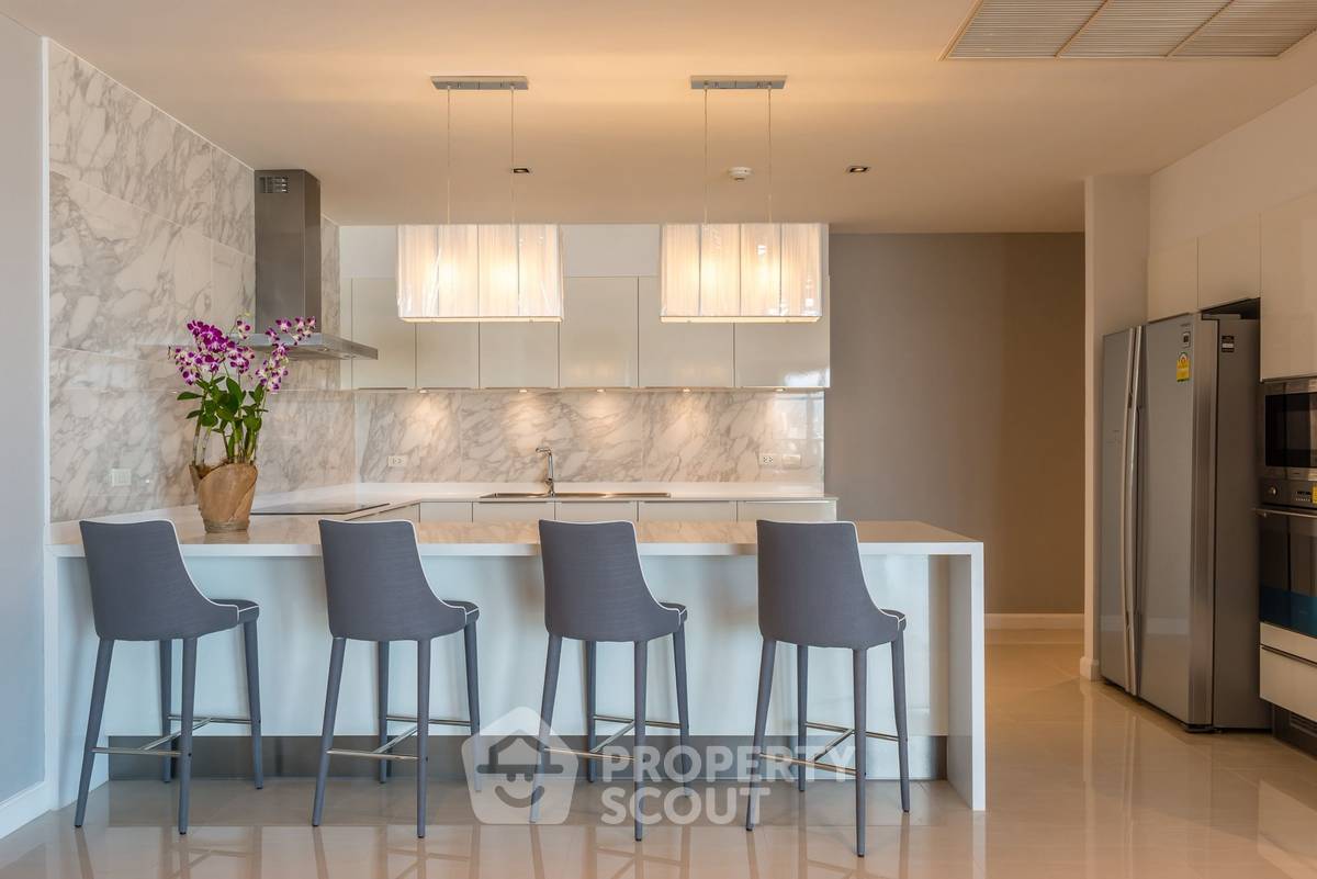 picture 250 Sqm 4-BR Chatrium Riverside Condominium Near BTS Saphan Taksin (ID 3184586) - 5/33