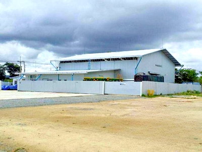 Factory for rent Ban Chang Rayong : Warehouse with office, Ban Chang, km. 10, total area 1,750 sq m. with cement yard and parking, next to main road 332, near Sa Kaeo fresh market