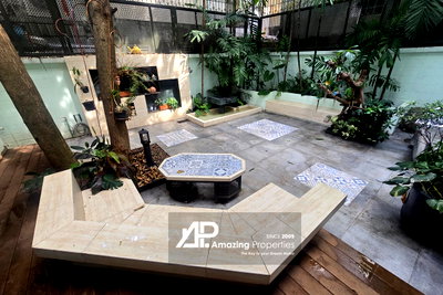 บ้านเดี่ยว วิทยาลัยอาชีวศึกษาเอี่ยมละออ : ขายที่ดินหายากในย่านพร้อมพงษ์ พร้อมบ้าน 2 หลัง