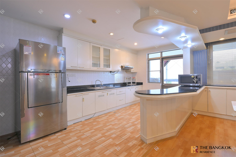 Royal Castle Sukhumvit near BTS Phrom Phong Easy Travel, Fully Utilized Space
