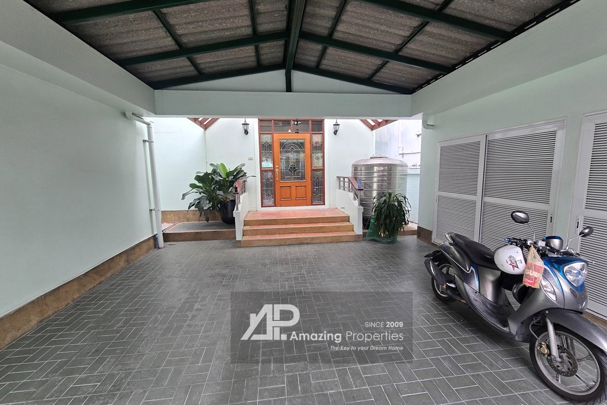 picture Rare land for sale in Phrom Phong with 2 Houses on Plot - 4/17