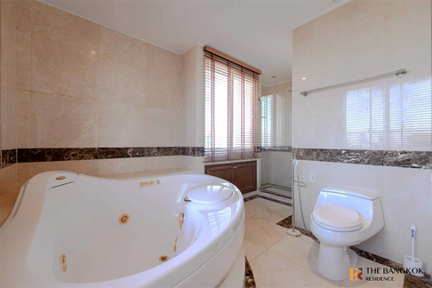 Ultimate Luxury Lifestyle with Convenience Las Colinas Condo near MRT Sukhumvit Station