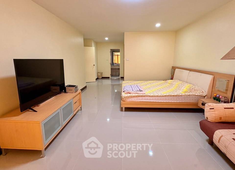 picture 28th-Floor 2-BR 134 Sqm Sarin Place Condominium Near BTS Ratchayothin (ID 3185093) - 4/12