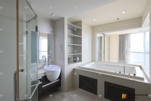 Sky Walk Residences (Phra Khanong) Luxury Unit, Ready for You Without the Wait near BTS Phra Khanong
