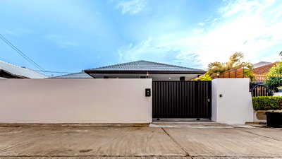 Houses for sale Bang Lamung Chonburi : Private Pool Villa for Sale Huay Yai East Pattaya 4 Bedroom