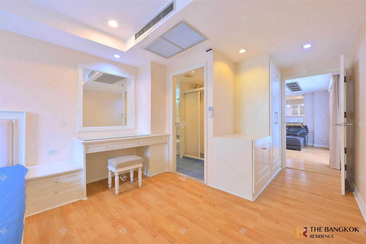 picture Royal Castle Sukhumvit near BTS Phrom Phong Easy Travel, Fully Utilized Space - 9/10
