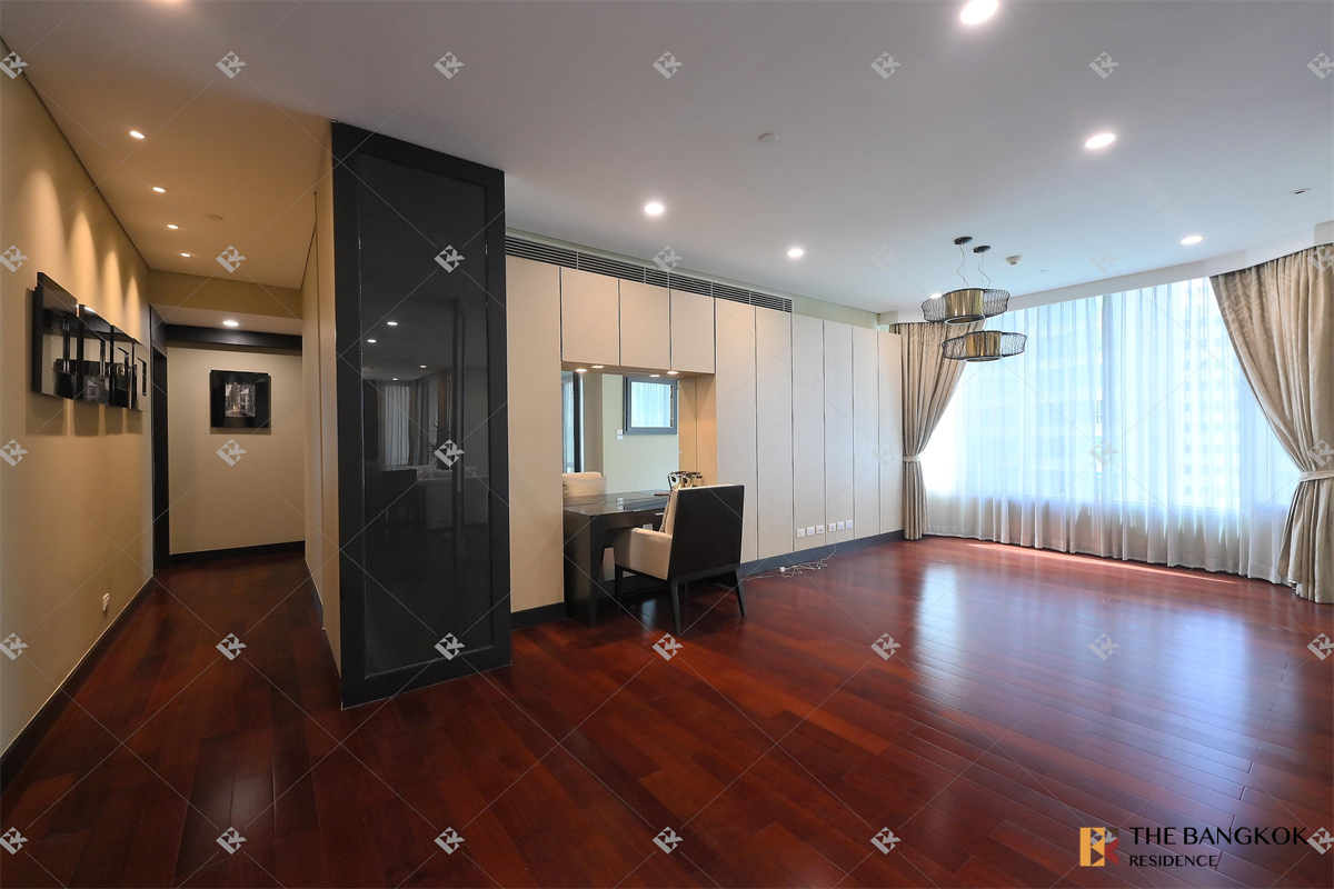 picture The Park Chidlom near BTS Chit Lom Luxury Unit, Ready for You Without the Wait - 7/10