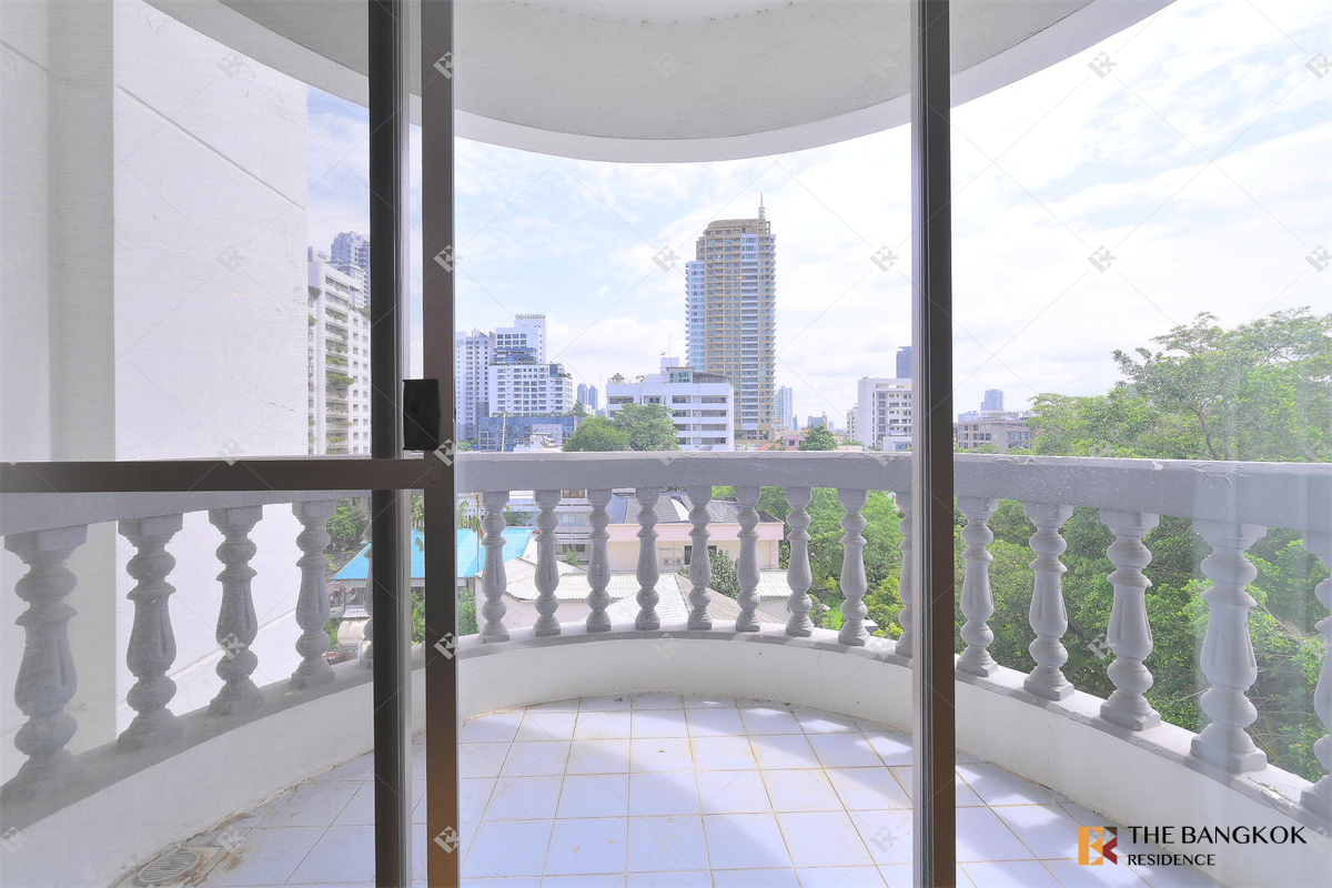 picture Royal Castle Sukhumvit near BTS Phrom Phong Easy Travel, Fully Utilized Space - 2/10