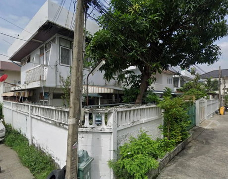 Single house sale Ratchada Rama9 near MRT Rama 9. Land with an old house, 47 sq.wa Ratchadaphisek Soi 3, near Central Rama 9, Fortune Town, Esplanade