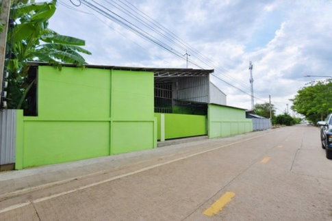 Outer ring 270 m. Bueng Kham Proi Public Park, factory warehouse 800 sq m, 2 bathrooms, 4 offices, Thanyaburi toll booth 400 m. Lam Luk Ka, Khlong 4