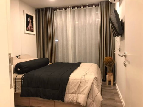 🔥 Stunning unit! 30 sq.m. in the Huai Khwang area – only 13,480 Baht/month 🔥  🏡 For Rent: Atmoz Ratchada-Huai Khwang 💖