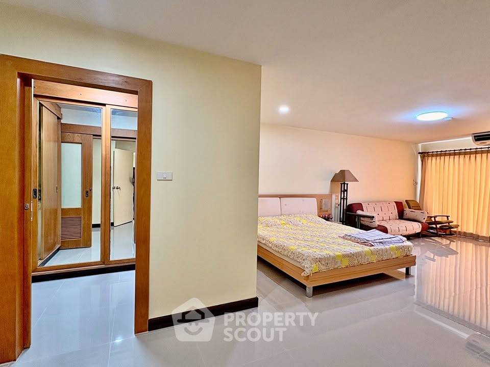 picture 28th-Floor 2-BR 134 Sqm Sarin Place Condominium Near BTS Ratchayothin (ID 3185093) - 1/12