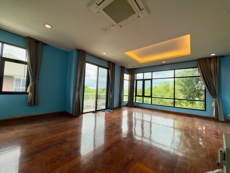 picture A large, luxurious detached pool villa ✨ on a 161.6 sq.m. plot of land, featuring a large koi pond that can be renovated into a swimming pool. - 4/5