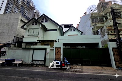 Houses for sale Khlong Toei Market : Rare land for sale in Phrom Phong with 2 Houses on Plot