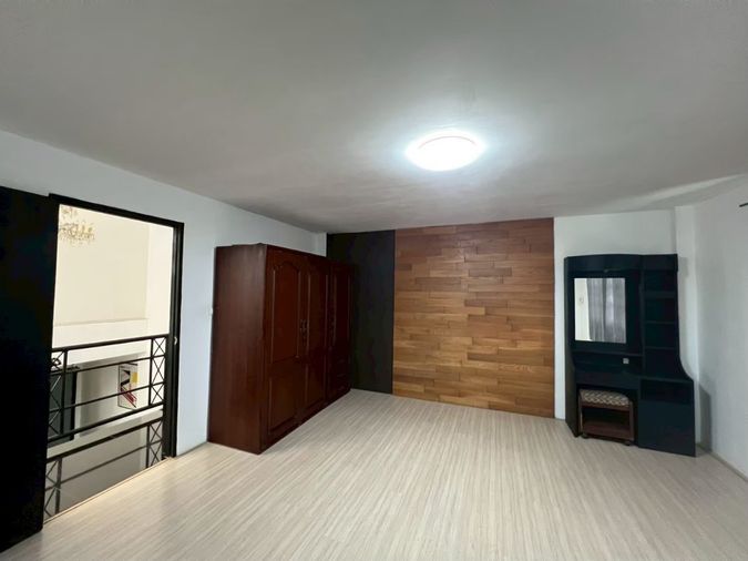 ให้เช่าบ้านเดี่ยว 5 ห้องนอน 350 ตร.ม. 55 ตร.ว. เขตวังทองหลาง