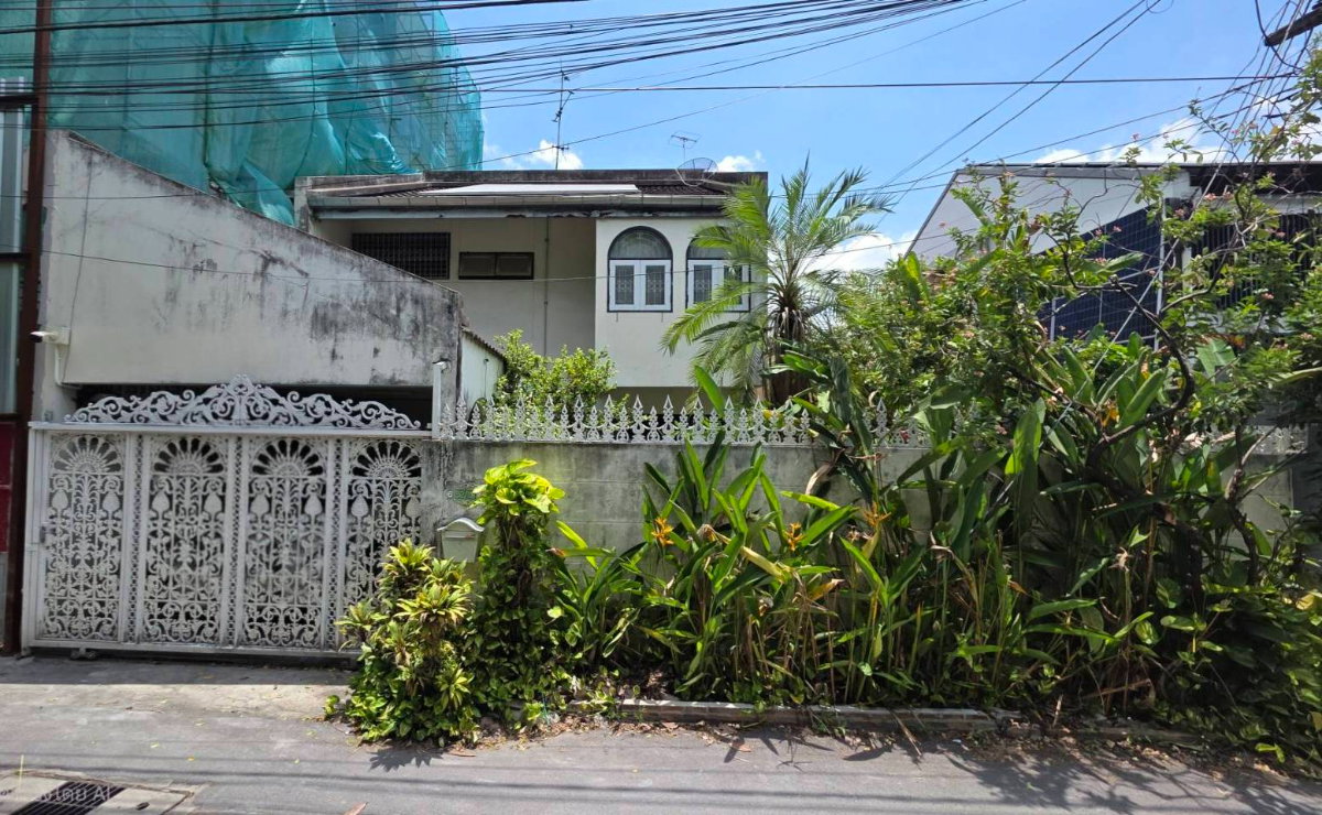 รูป ขายบ้านเอกมัย 22 ซอยเยาวราช สุขุมวิท ที่ดิน 42 ตร.ว สภาพแวดล้อมน่าอยู่ ทำเลดี ถนนกว้าง เข้าออกได้ทั้งฝั่งเอกมัย ปรีดีพนมยงค์ ใกล้ BTS พระโขนง ทองหล่อ - รูปที่ 2/12