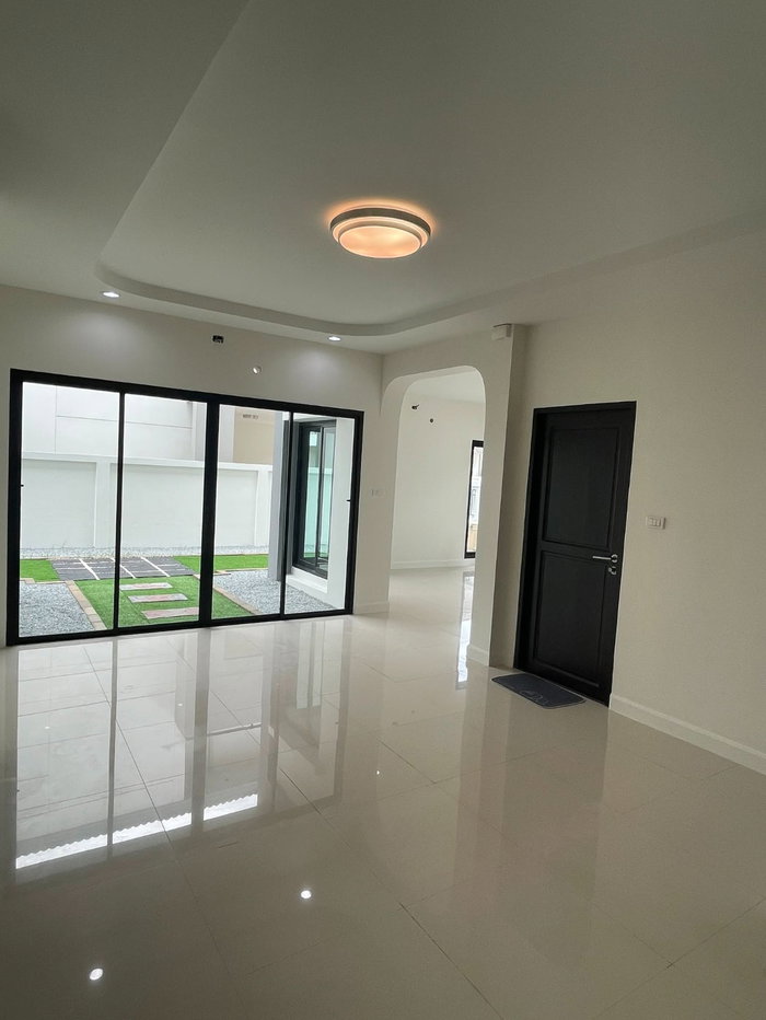 picture For Rent Large detached house The The Complete Sriracha - 10/21