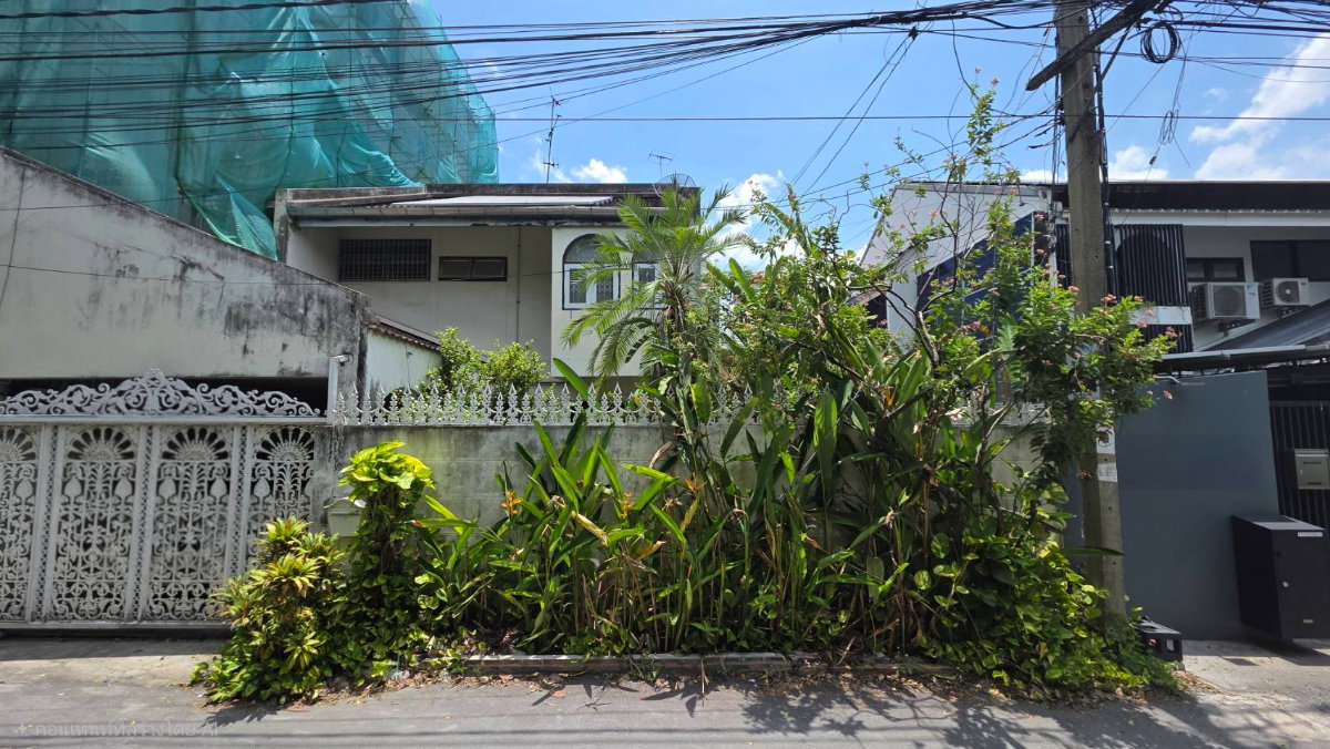 รูป ขายบ้านเอกมัย 22 ซอยเยาวราช สุขุมวิท ที่ดิน 42 ตร.ว สภาพแวดล้อมน่าอยู่ ทำเลดี ถนนกว้าง เข้าออกได้ทั้งฝั่งเอกมัย ปรีดีพนมยงค์ ใกล้ BTS พระโขนง ทองหล่อ - รูปที่ 1/12