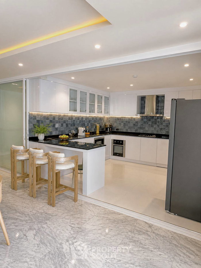 picture 4-BR 236 Sqm Condo At DS Tower 1 Near BTS Phrom Phong (ID 3191314) - 2/18