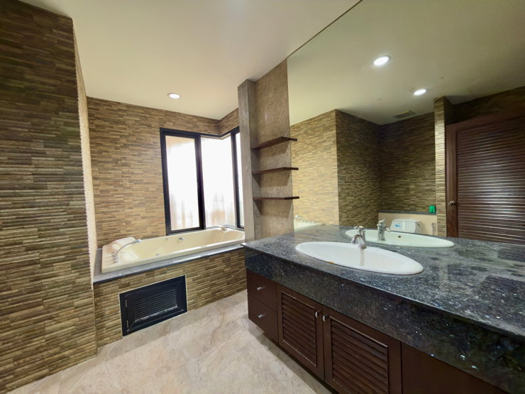 picture A large, luxurious detached pool villa ✨ on a 161.6 sq.m. plot of land, featuring a large koi pond that can be renovated into a swimming pool. - 19/26