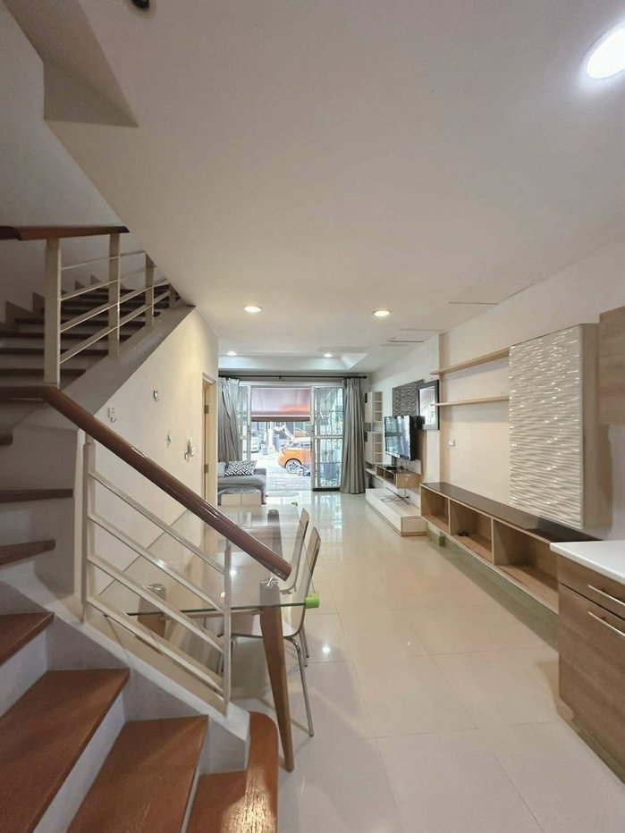 รูป 🏡✨ ทาวน์โฮม 3 ชั้น บ้านกลางเมือง เดอะ ปารีส พระราม 9 – กรุงเทพกรีฑา 7 3 ห้องนอน 3 ห้องน้ำ เฟอร์นิเจอร์ครบ | พร้อมเข้าอยู่ - รูปที่ 2/16
